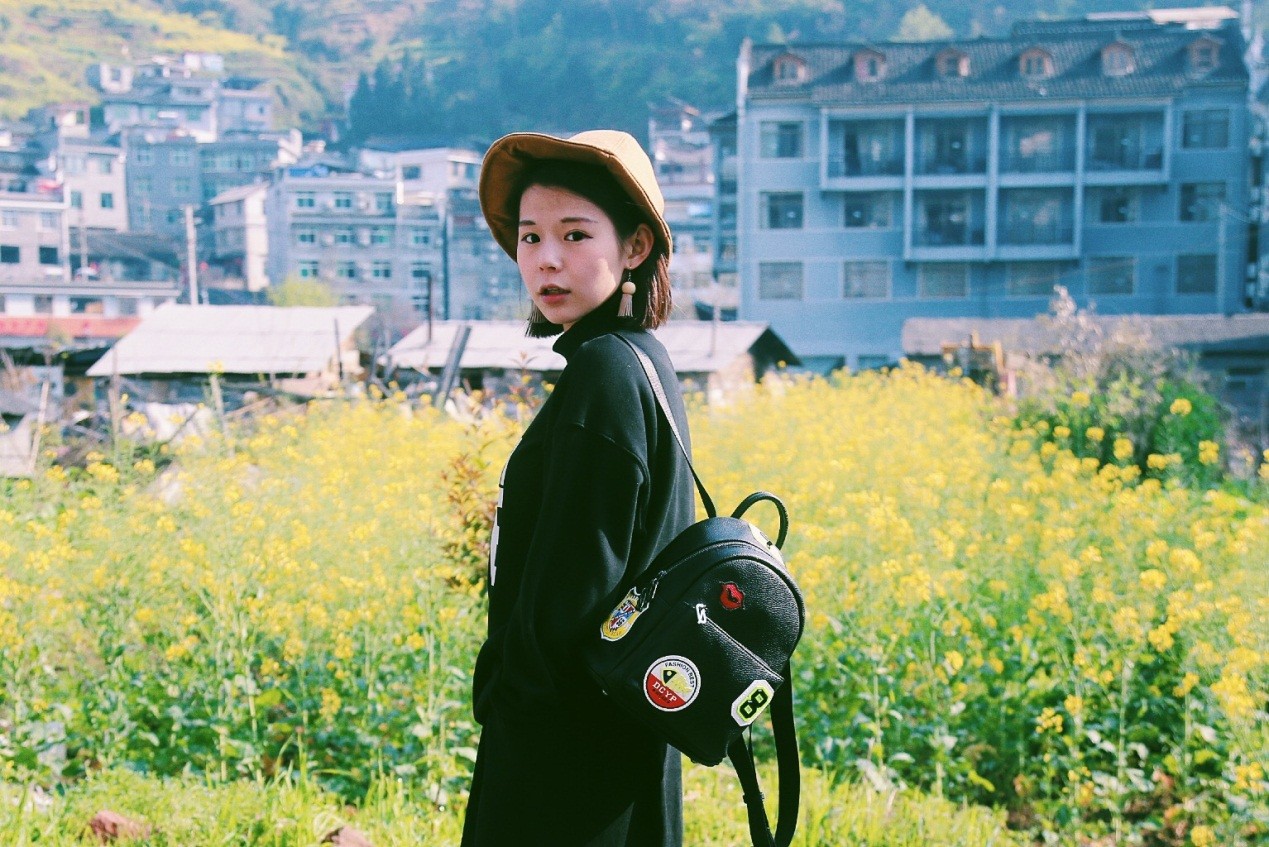 依思Q发布美学海报：年轻就要勇敢走出去看看！